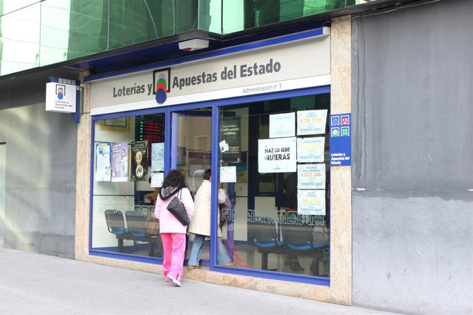 LOTERIA , GENTE COMPRANDO LOTERIA