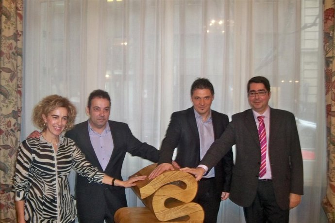 El Artista Posa Junto A La Obra 'Ortropías'