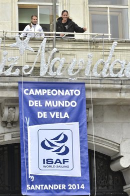 Tara Y Berta Con La Bandera