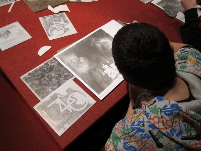 Un Niño Participa En El Taller Didáctico Del Ivam