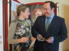 Lucía Prieto (Cajastur) Y El Concejal De Cultura Jorge Menéndez Vallina