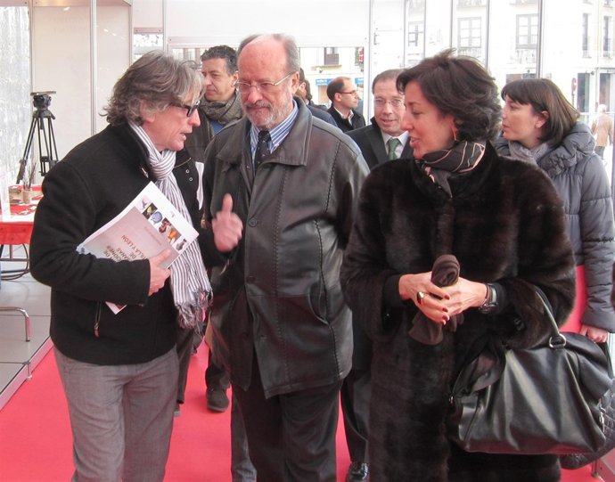 León De La Riva (Centro) En La Inaguración De La Feria De Artesanía De Navidad