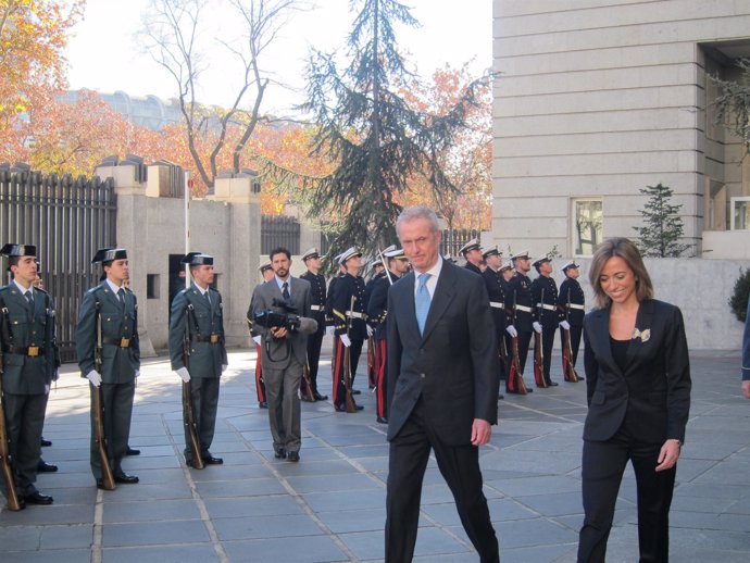 El Ministro De Defensa, Pedro Morenés, Y La Ex Ministra Carme Chacón