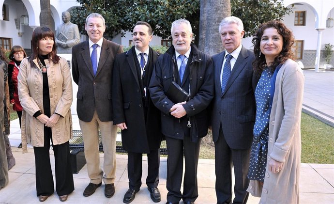 El Presidente De La Junta Y Los Consejeros Firmantes Del Protocolo Para Menores 