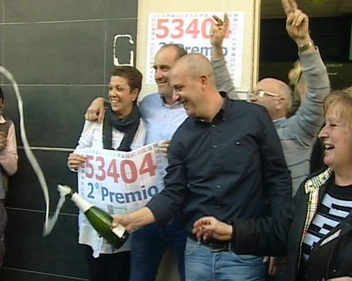 Gestores De La Administración De Manises Celebran El Segundo Premio Con Vecinos.