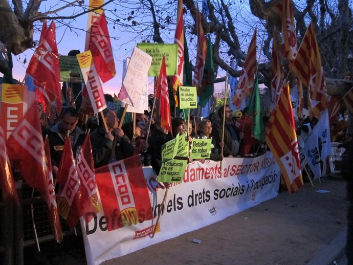 Sindicatos Concentrados Ante El Parlament Por Los Recortes