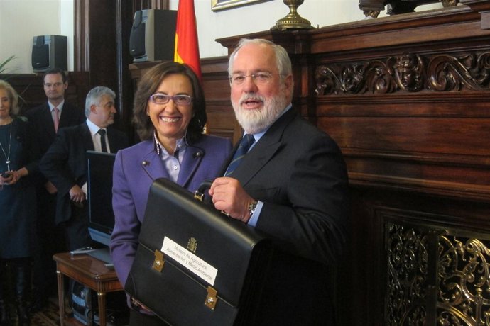 Miguel Arias Cañete Con Rosa Aguilar