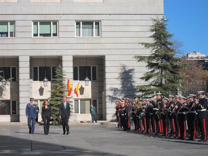 El Ministro De Defensa, Pedro Morenés, Pasa Revista A Las Tropas Por Primera Vez
