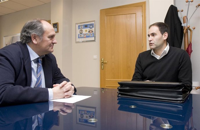 Reunión De Fernández Con El Alcalde De Las Rozas De Valdearroyo