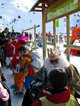 Visita De Los Reyes Magos A La Estación De Aramón Cerler