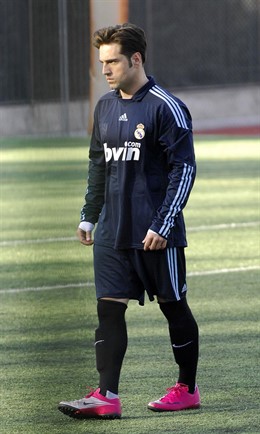 David Bustamante Vestido Con La Equipación Del Real Madrid 