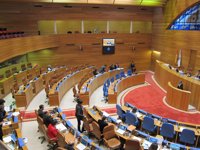 La oposición critica el aplazamiento de las iniciativas que tenía que responder Hernández, de viaje en Madrid