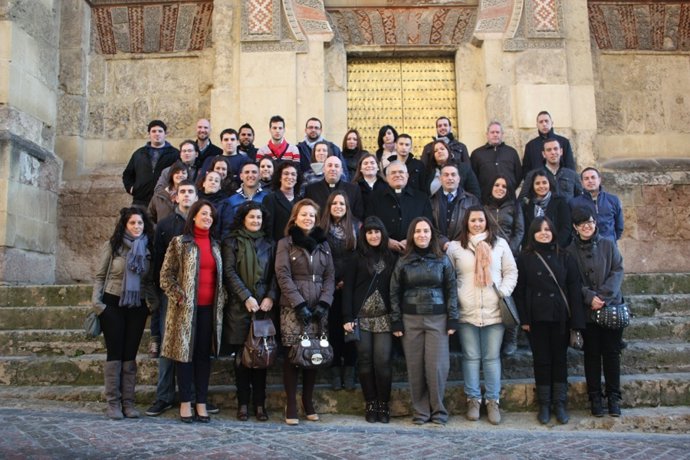 Alumnos Y Monitores De La Escuela Taller Con El Obispo