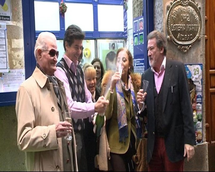 Personal De La Administración De Bilbao Celebran El Número Agraciado