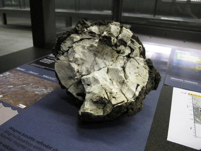 Roca Procedente De La Explosión Submarina De El Hierro