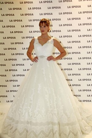 Jessica Bueno Con Uno De Los Diseños De La Sposa