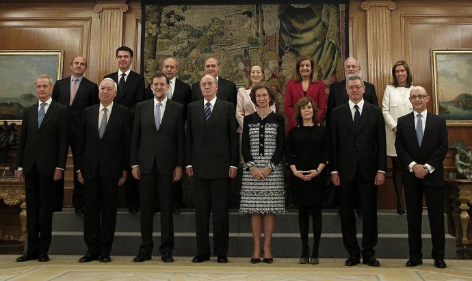 El Rey Posa Con Los Trece Ministros De Rajoy