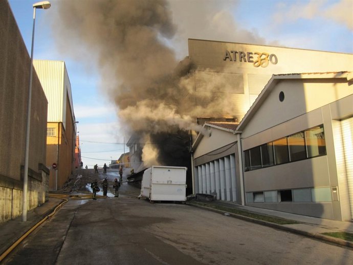 Incendio En La Fábrica De Olot (Girona)