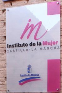 Publicado el decreto de reordenación de los centros de la mujer y   casas de acogida de Castilla-La Mancha