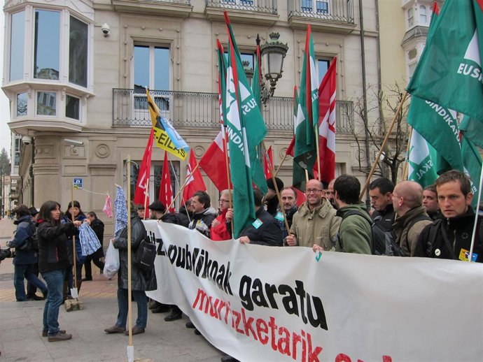 Concentración Sindicatos Frente Al Parlamento Vasco