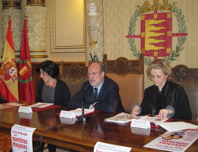 El Alcalde De Valladolid Junto A Mercedes Cantalapiedra Y Rosa Hernández