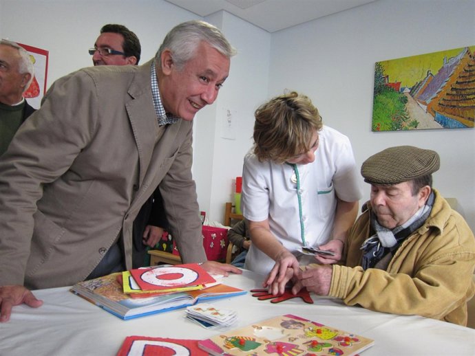 El Presidente Del PP-A, Javier Arenas, Visita Un Centro De Mayores En Cartaya. 