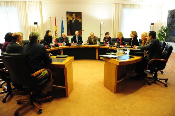 La Mesa Del Parlamento Recibe A AMICA