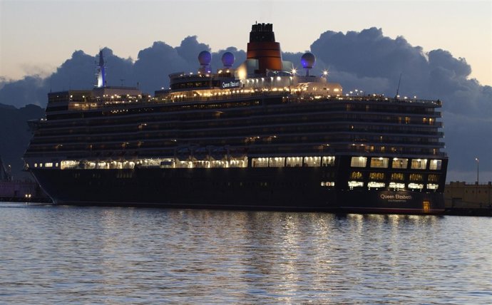 Crucero En El Puerto De Santa Cruz De Tenerife