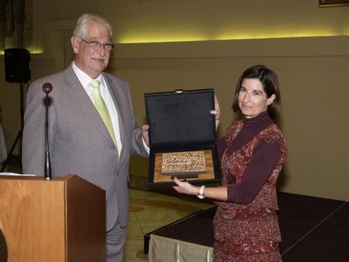 El Presidente Del Ateneo Entrega El Premio A La Delegada De EP Valencia  