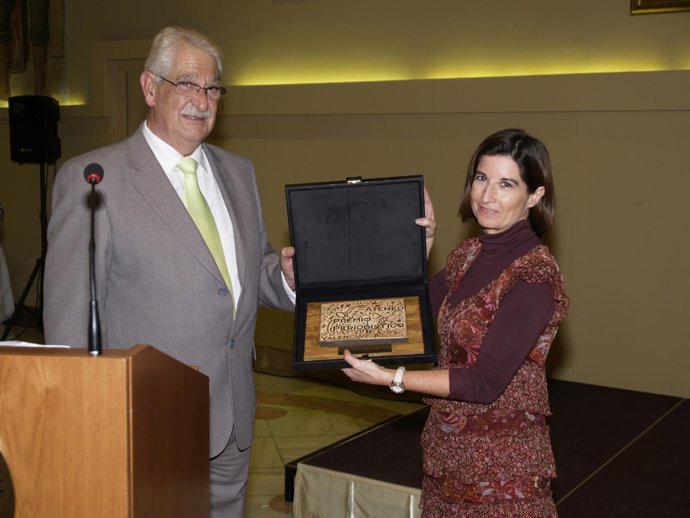 El Presidente Del Ateneo Entrega El Premio A La Delegada De EP Valencia  