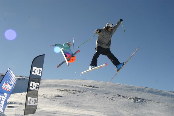 Saltadores Probando El Superparque De Nieve Sulayr