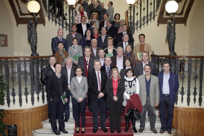 Recio Junto A Los Beneficiarios De Las Resoluciones De Escuelas-Taller 