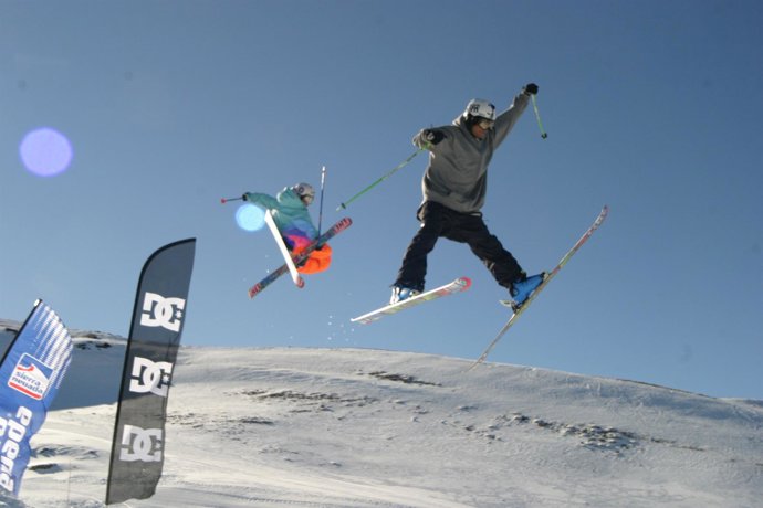 Saltadores Probando El Superparque De Nieve Sulayr