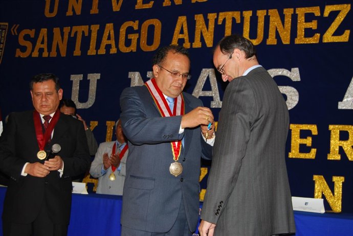 Ángel Cobo, De La UC, Nombrado Doctor Honoris Causa Por Una Universidad De Perú