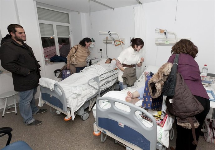 Voluntarios De La UPO Reparten Regalos A Personas Mayores Hospitalizadas