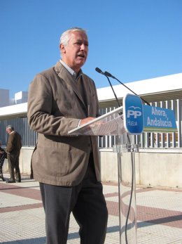 El Presidente Del PP-A, Javier Arenas, Ante Los Medios En Cartaya. 