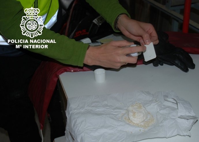 Agente De Policía Nacional Interviniendo En La Operación 'Jota' 