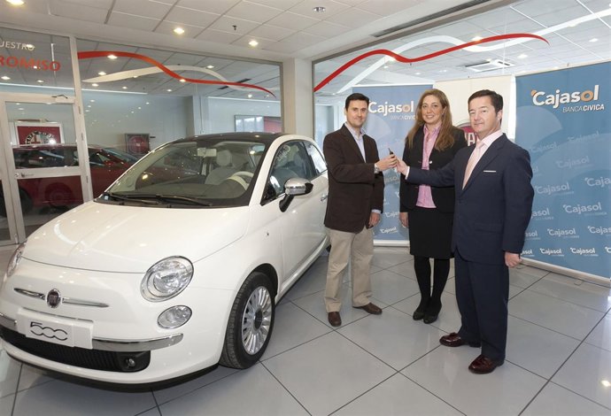 Banca Cívica Entrega Un Fiat 500 A Un Cliente