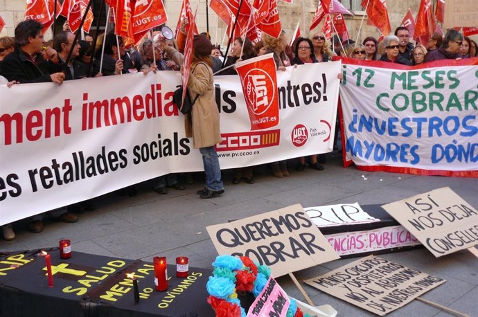 Concentración Para Reclamar El Pago Al Sector De La Dependencia