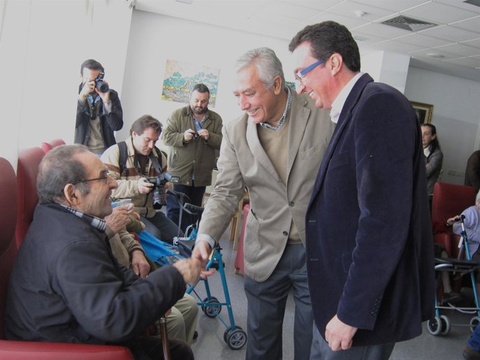 El Presidente Del PP-A, Javier Arenas, En Un Centro De Mayores.