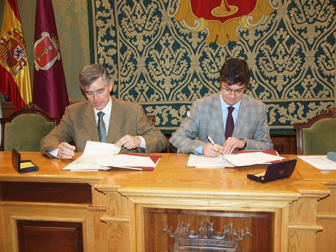 Ávila Y Moragues En La Firma Del Convenio 