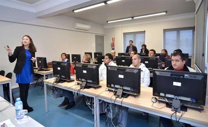 Los Participantes Atienden Las Explicaciones De Personal De La Cámara