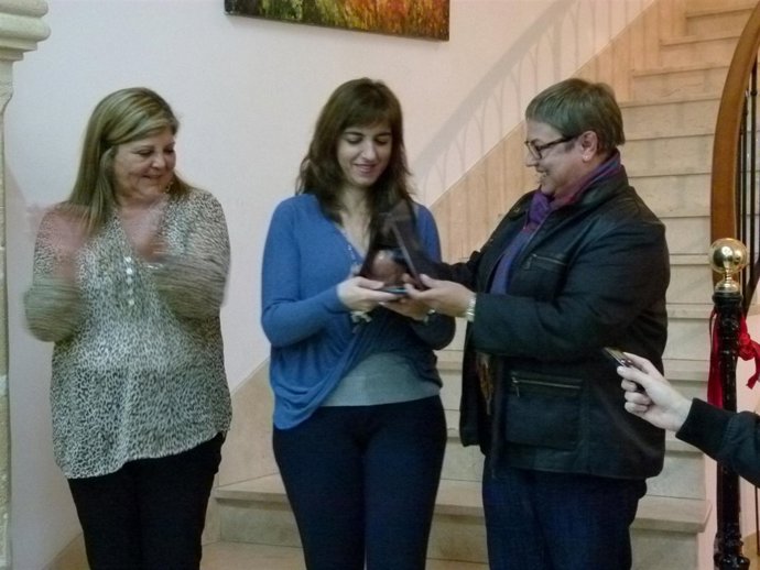 Entrega De Un Premio A Llum Barrera