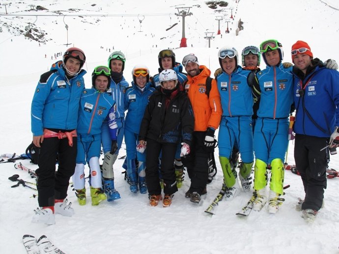 María José Rienda Y Andrea Jardí Con El Equipo Júnior RFEDI