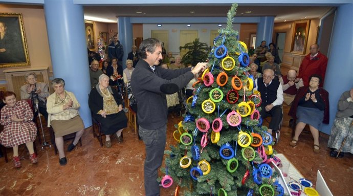 Visita De La Corporación A Dos Asilos Para Felicitar Las Fiestas