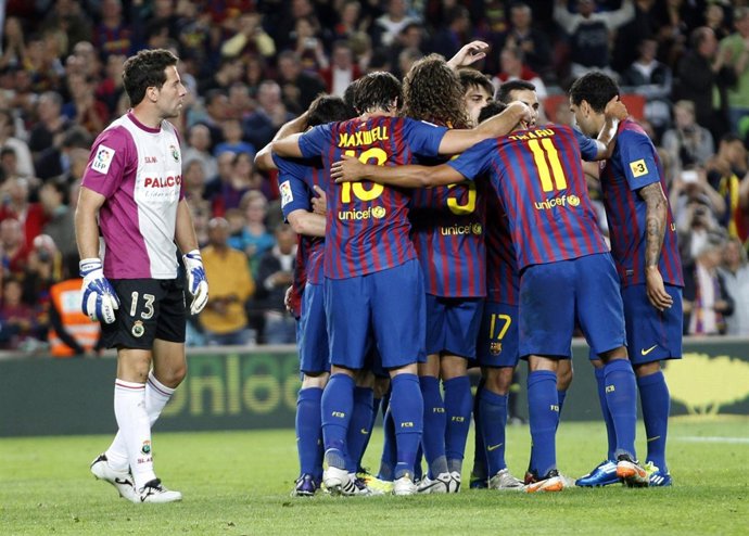 El FC Barcelona Celebra Un Gol Ante Toño, Portero Del Racing