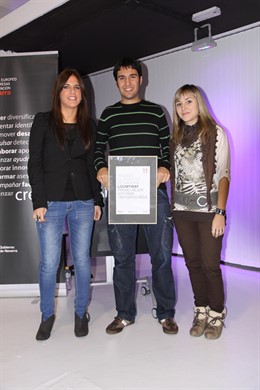 Beatriz Olite, Fernando Noáin, Amaia Martínez, Tras Recibir El Premio.