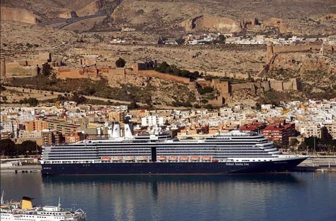 Un Crucero En El Puerto De Almería 