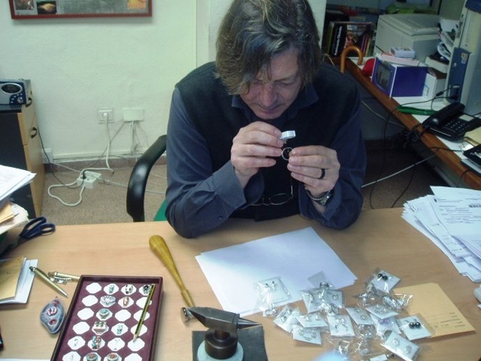 Un Gemólogo Observa La Pureza Del Oro