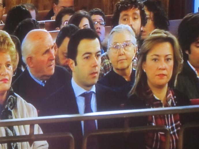 Público Asistente Al Juicio De Los Trajes